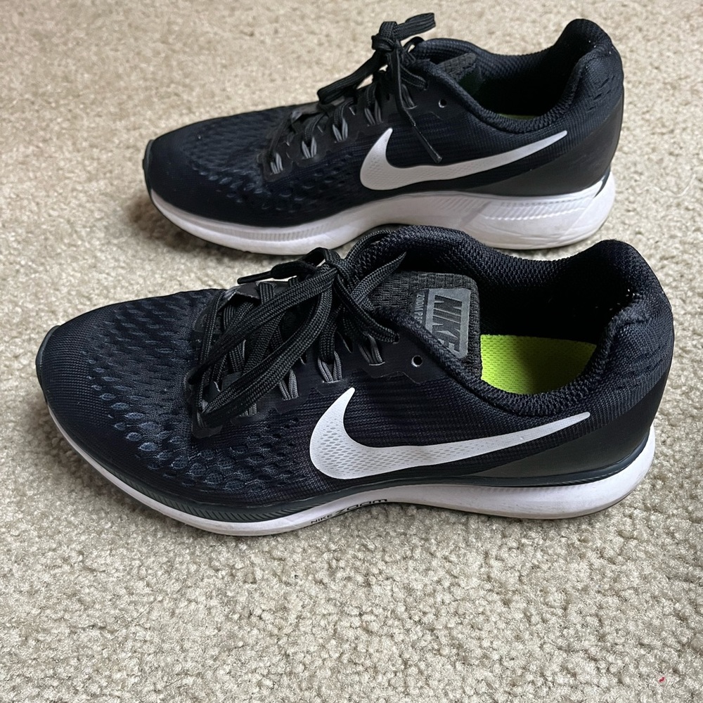 Nike Pegasus tennis shoes